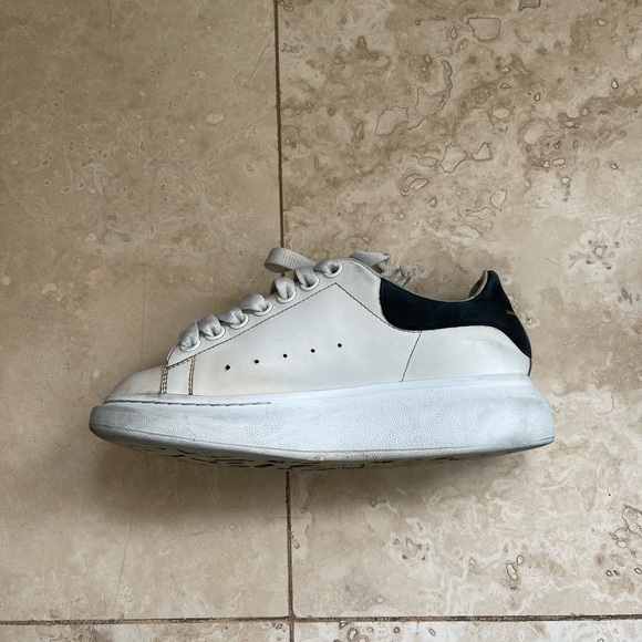 Alexander McQueen Oversized Sneaker in Black - Picture 4 of 13